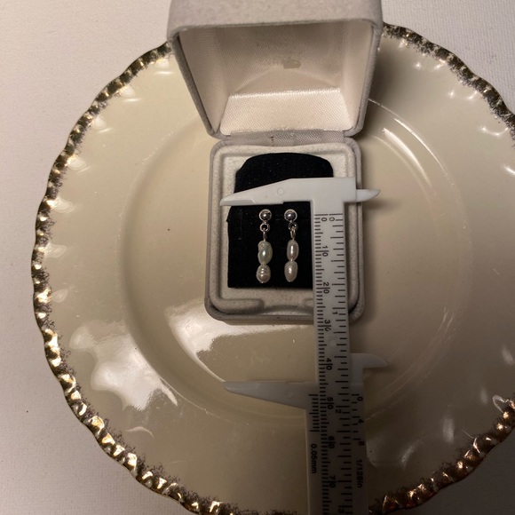 ๐ Tara Designs Lovely dainty minimalist freshwater cultured pearl drop earrings - Picture 4 of 4